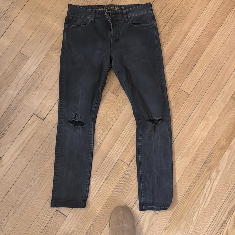 Men’s black destroyed denim. American eagle. 32x32